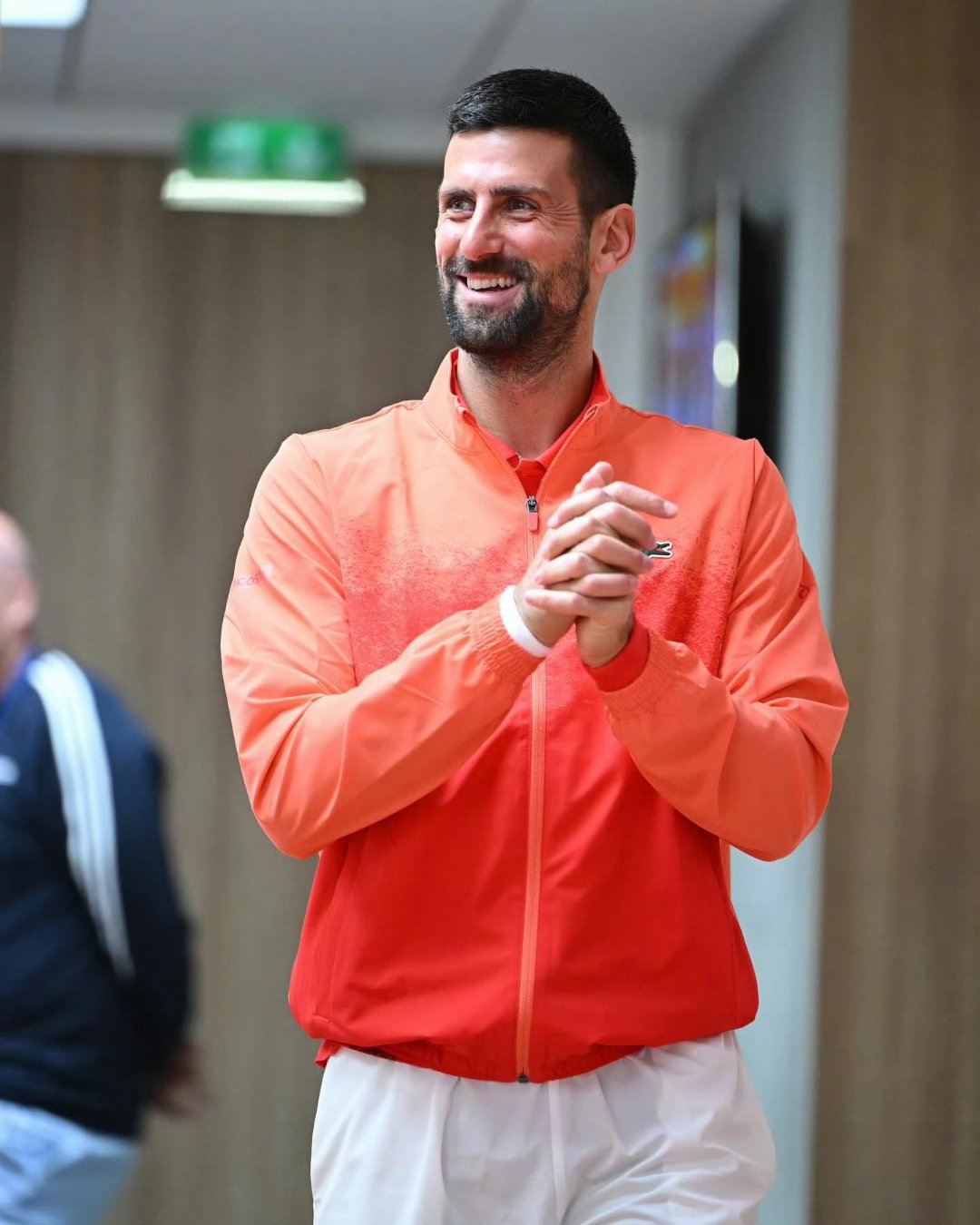 九游娱乐-关于德约科维奇回归赛场，战术调整首场状态亮眼，老鹰观众沸腾！的信息