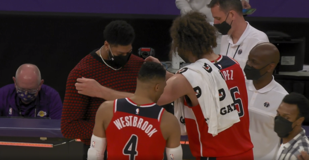 九游娱乐-浓眉哥爆冷击败MAD，回归赛场引爆全场！的简单介绍